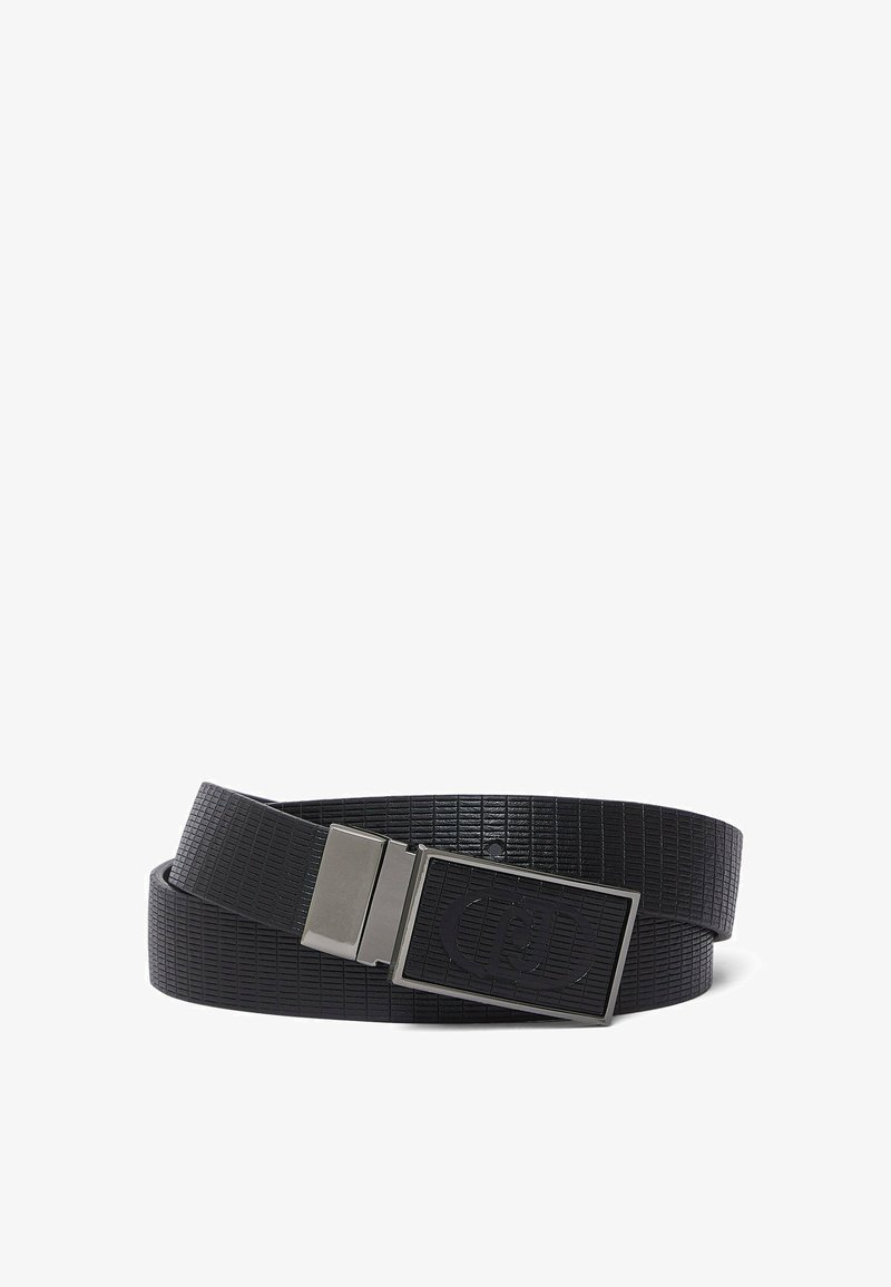 Ceinture en cuir noir texturé avec une boucle rectangulaire en métal présentant un motif circulaire embossé, enroulée sur fond blanc.