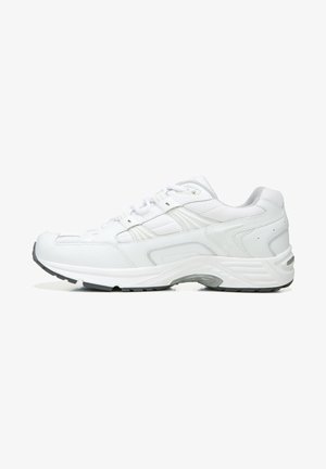 Witte sportieve schoen met een gestructureerd leren en mesh bovenwerk, gevoerde zool en rubberen loopzool. Het ontwerp bevat gestikte details en een veterbinding.