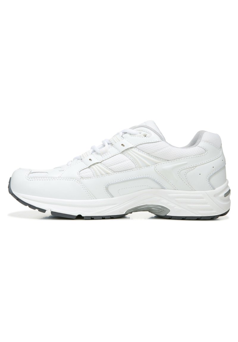 Weiße Sportschuhe mit strukturiertem Leder- und Mesh-Obermaterial, gepolsterter Sohle und Gummilaufsohle. Das Design umfasst gestickte Details und eine Schnürung.