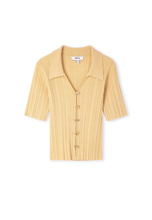 Top beige de punto acanalado de manga corta con cuello grande y cinco botones decorativos en forma de perla en la parte delantera.