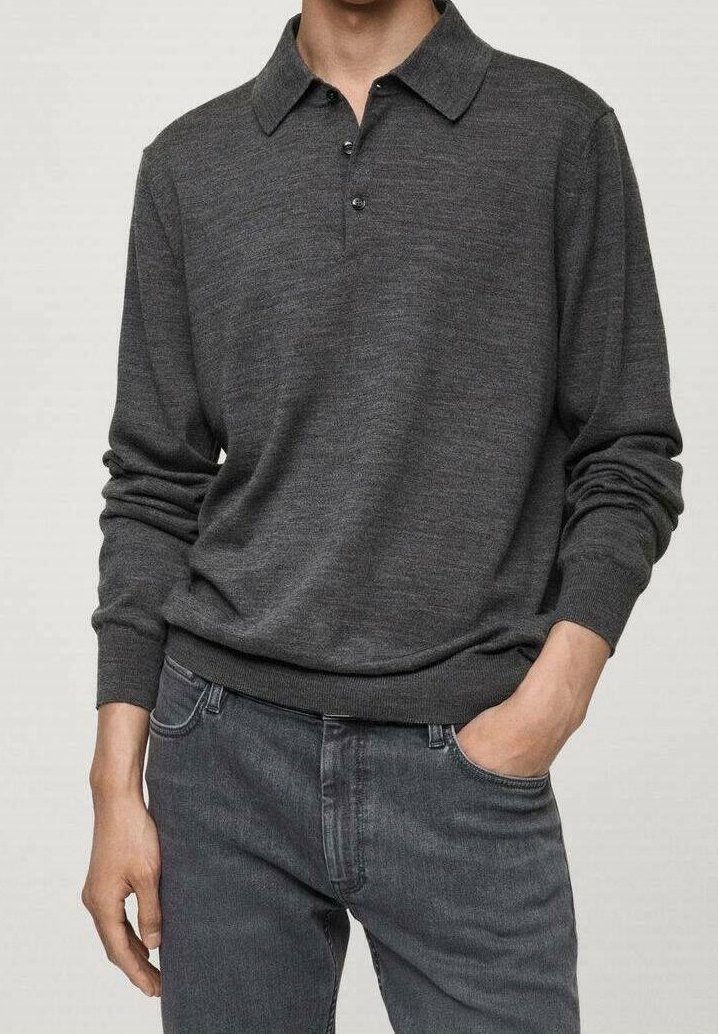 Dunkelgrauer Pullover mit Kragen, drei Knöpfen und langen Ärmeln. Weicher Stoff mit entspanntem Sitz. Kombiniert mit grauen Jeans.