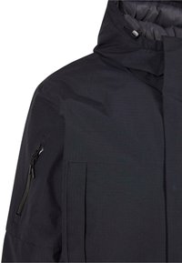 Čierna nepredpustná bunda s textúrovaným povrchom, obsahujúca kapucňu, zipsové bočné vrecko a spevnenú prednú chlopňu.