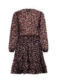 Blumendruckkleid aus transparenter schwarzer Baumwolle. Hat lange Ärmel, einen Taillengürtel und Rüschendetails am Saum. Die Farben umfassen Pink und Gold.