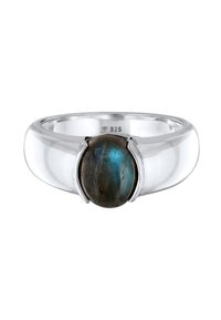 Sökring i silver med en rund labradoritsten, med en slät ring och två klor som håller stenen på plats. Märkt "925" inuti.