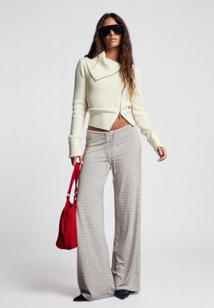 Bershka, ASYMMETRIC ZIP - KNIT CARDIGAN - Gilet - beige