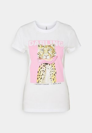 Hvid T-shirt med korte ærmer med en leopard, der holder en lyserød højhælet sko i munden, lyserød baggrund og tekst "DARLING" og "I NEVER CHASE - I REPLACE."