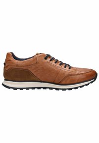 Braune Leder-Sneaker mit perforierter Textur, schwarzen Schnürsenkeln, gepolsterter Sohle und einer kontrastierenden weißen Zwischensohle. Mit runder Zehenform und sportlichem Design.