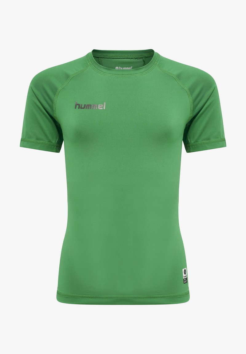 Grünes Sportshirt aus glattem, leichtem Material. Hat kurze Ärmel, einen Rundhalsausschnitt und ein silbernes "hummel"-Logo auf der Vorderseite.