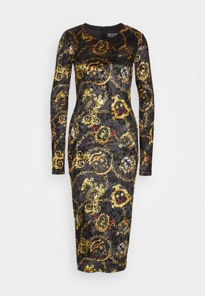 Černé sametové midi šaty s dlouhým rukávem, zdobené složitými vzory zlatých řetízků a erbů, s přiléhavým střihem, kulatým výstřihem a zapínáním na zip vzadu.