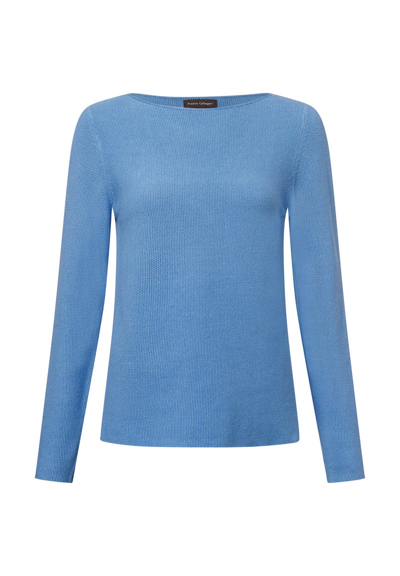 Helles blauer Langarmpullover aus strukturiertem Stoff mit einem weiten, abgerundetem Ausschnitt. Gerader Schnitt am Saum, minimale Details.