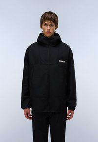 Svart softshell-jakke med hette, med glidelåslommer, kontraststing og en liten logo på venstre bryst. Glatt tekstur.