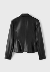 Veste ajustée en similicuir noir avec manches longues et petit col, vue de dos sur un fond clair uni.