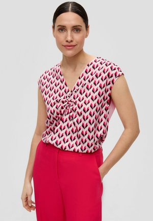 Kurzärmlige pinke Bluse mit V-Ausschnitt und Knotendetail an der Vorderseite, ausgestattet mit einem geometrischen Muster in Dunkelpink und schwarzen Akzenten.
