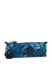 Etui blu con motivi floreali, chiusura con zip, materiale in stoffa e un portachiavi in peluche a forma di scimmia attaccato. Badge del logo nero sul lato.