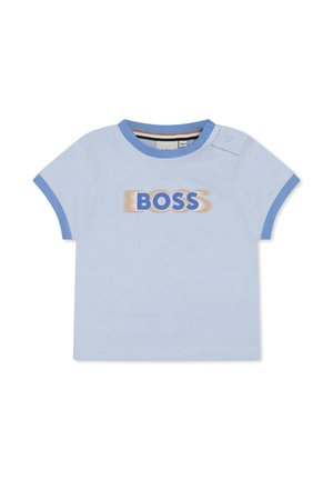 T-shirt azzurra chiaro a maniche corte con colletto rotondo. Presenta la parola "BOSS" in grassetto, di colore blu scuro, attraverso il petto. Chiusura a scatto sulla spalla.