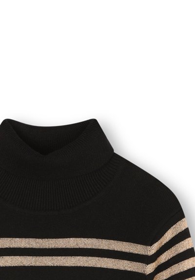 Maglione dolcevita nero con righe orizzontali beige attraverso il petto e le braccia superiori, tessuto a maglia.