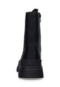 Schwarze Ankle Boots mit einer glatten Lederoberfläche, elastischen Seitenpaneelen und einer robusten Sohle. Mit einem Logodetail auf der Rückseite und einer Ziehschlaufe.