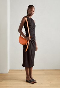 Marc O'Polo DRESS MIDI LENGTH GATHERING AT WAIST - Enostavna obleka - black