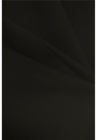 Czarna tkanina o prążkowanej teksturze, ukazująca wiele fałd i warstw. Materiał wydaje się gładki i jednolity pod względem koloru.