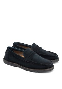 Mocasini din suede bleumarin cu vârf cusut, curea decorativă și talpă din cauciuc. Prezintă o textură netedă și un design clasic.