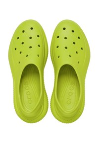 Limettengrüne Crocs Clogs aus strukturiertem Schaumstoff, mit mehreren Belüftungslöchern und einem flexiblen Design für einfaches Anziehen.