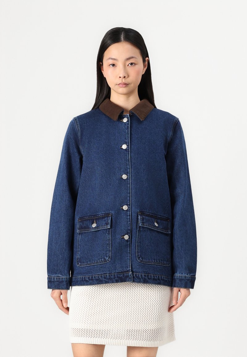 Denimjakke med en mørkeblå finish, brunt kordfløyelskrage, sølvknapper og to frontlommer; har et rettsnitt-design.