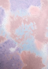 Tessuto morbido con un motivo astratto multicolore che presenta sfumature di lavanda, rosa e blu; texture liscia con leggere variazioni nell'intensità del colore.