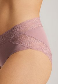 Różowa bielizna z koronkowym pasem w wzór fal. Miękka tekstura i bezszwowy design zwiększają komfort i dopasowanie.