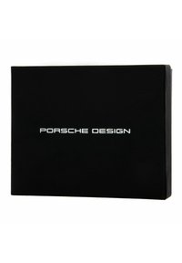 Scatola rettangolare nera con finitura opaca. Presenta il logo "Porsche Design" in bianco, centrato sulla parte anteriore. Design minimalista, senza ulteriori decorazioni.