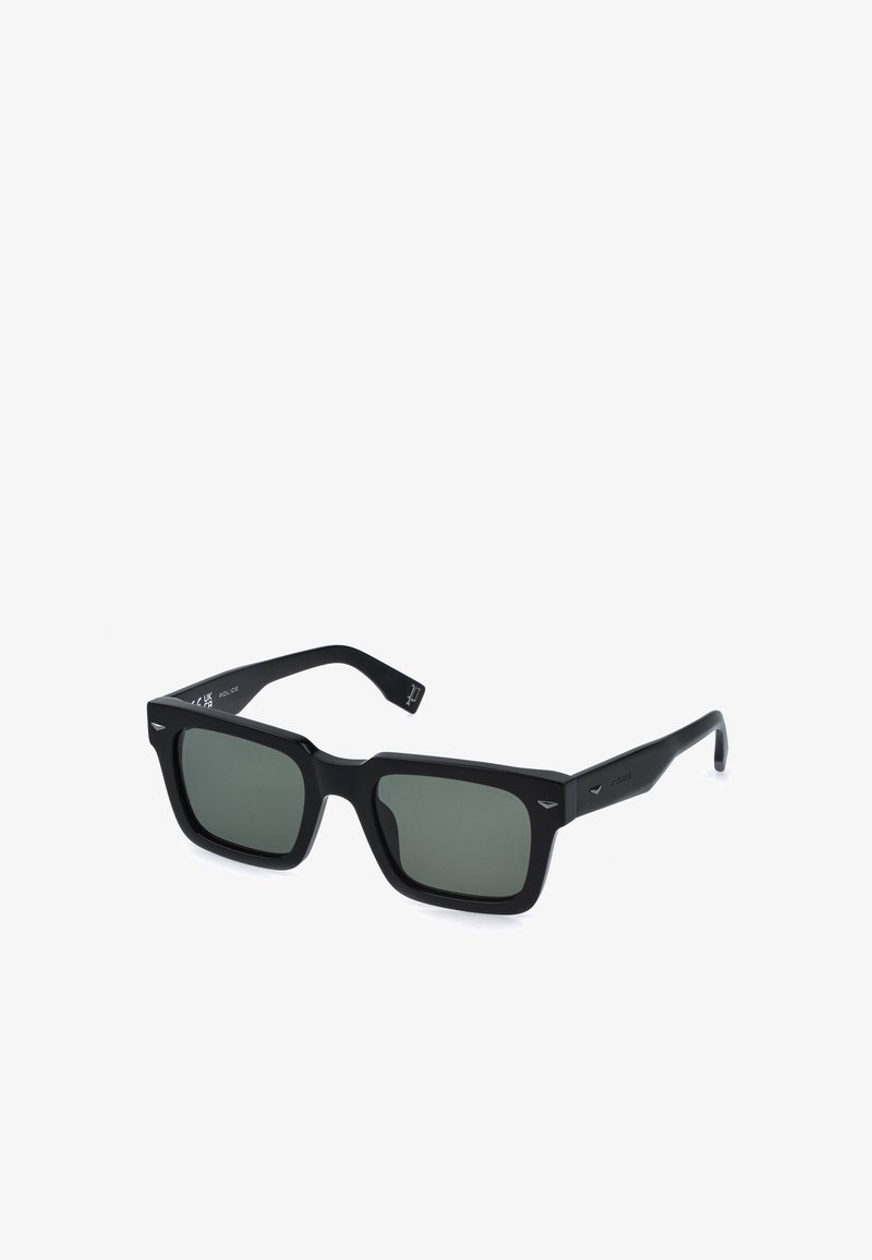 Lunettes de soleil rectangulaires noires avec verres foncés et montures épaisses, inclinées pour montrer la vue de face et de côté.