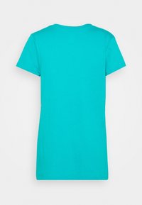 T-shirt turchese a maniche corte realizzato in morbido cotone con scollo tondo e vestibilità rilassata, caratterizzato da una texture liscia e orlo dritto.