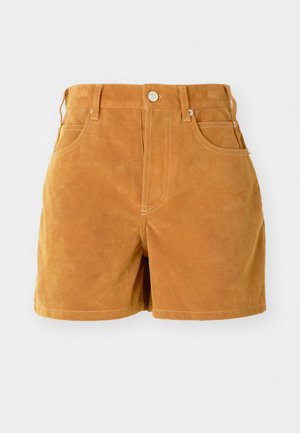 Bruine suède hoge taille shorts met een knop aan de voorkant, riemlussen en vijf zakken op een effen witte achtergrond.