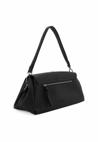 Borsa a tracolla in pelle nera con una forma strutturata, manico superiore e tasca anteriore con zip. Presenta una texture sottile e una brandizzazione minimalista.