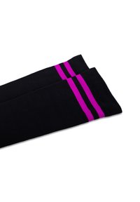 Calcetines negros hasta la rodilla con dos franjas horizontales audaces en un vibrante color púrpura y rosa en la parte superior. Textura suave con forma ajustada.