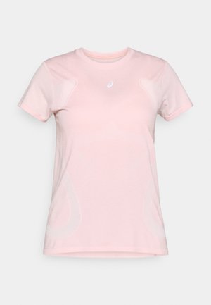 Svetlo roza športna majica iz zračnega materiala. Ima okroglo izrez, kratke rokave in diskretne bele oblikovne poudarke.
