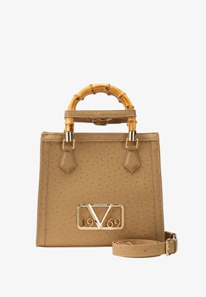 Sac à main rectangulaire beige avec poignées en bambou, logo doré "V 1969" et une bandoulière assortie réglable enroulée à côté.