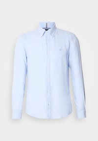 Chemise bleu clair à manches longues avec boutons, col boutonné et logo brodé subtil sur la poitrine gauche.