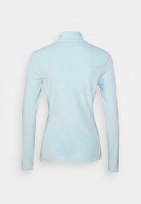 Maglia a maniche lunghe di colore azzurro chiaro con colletto a dolcevita, realizzata in tessuto morbido. Presenta un logo discreto sulla schiena e una texture liscia.