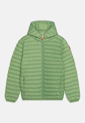 Veste matelassée légère verte claire avec capuche, fermeture éclair frontale, poignets élastiques et poches latérales, posée à plat sur un fond blanc.