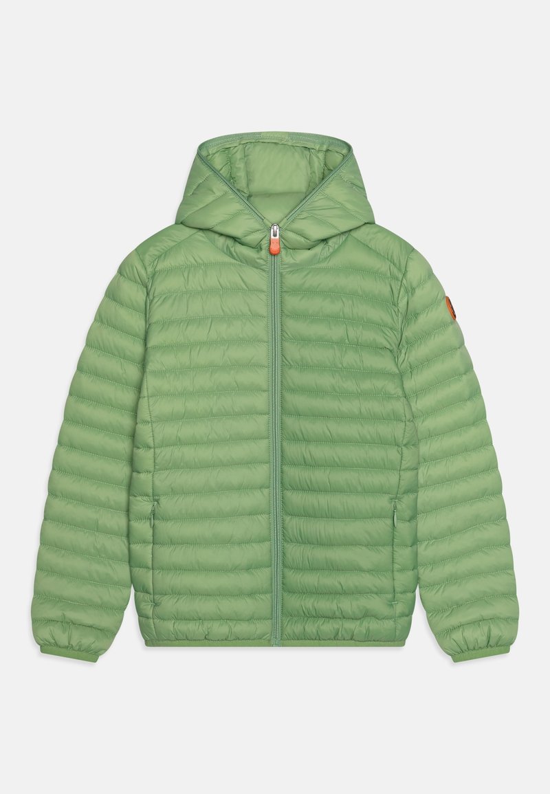 Veste matelassée légère verte claire avec capuche, fermeture éclair frontale, poignets élastiques et poches latérales, posée à plat sur un fond blanc.
