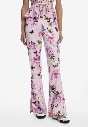 Pantaloni rosa a zampa d'elefante con un vivace pattern floreale e di farfalle. Realizzati in tessuto morbido, presentano una texture liscia e una vestibilità comoda.