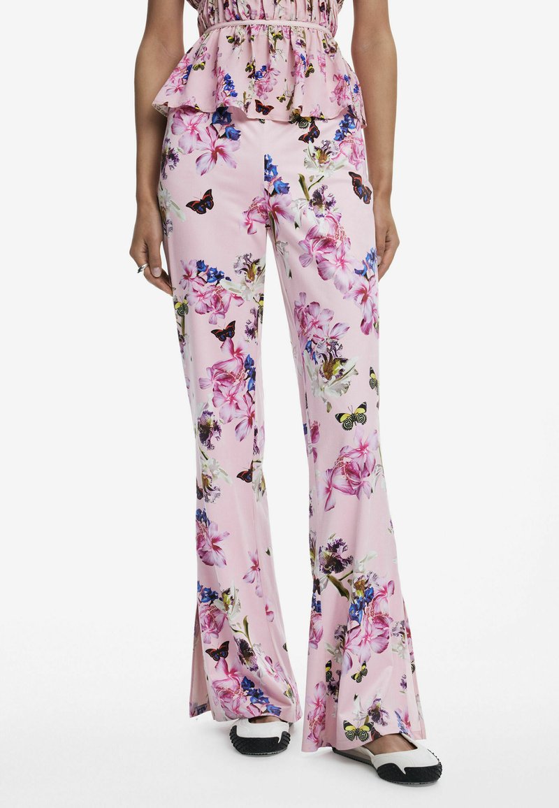 Pantaloni rosa a zampa d'elefante con un vivace pattern floreale e di farfalle. Realizzati in tessuto morbido, presentano una texture liscia e una vestibilità comoda.