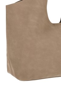 Bézs színű, puha velúr anyagból készült válltáska, minimalista formával, varrott díszítésekkel és széles, nyitott tetejével a könnyű hozzáférés érdekében.