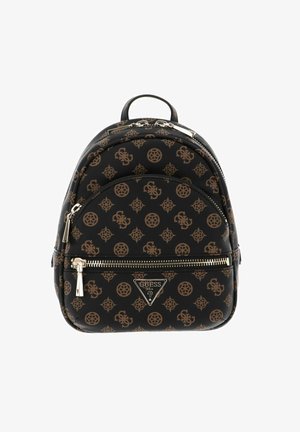 Schwarzer Rucksack mit braunem Logoschriftzug, zwei Reißverschlussfächern und silbernen Beschlägen. Verfügt über einen Tragegriff und verstellbare Riemen.