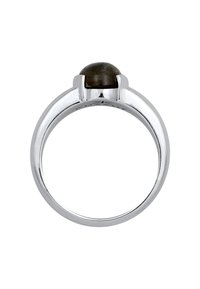 Silverring med en slät, mörk rund sten i en minimalistisk design med polerad yta och böjd ring.
