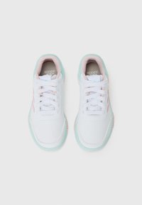 Weiße Sneaker mit einer glatten synthetischen Oberseite, die mit pastellrosa und mintgrünen Akzenten verziert ist, runden Schnürsenkeln und einer strukturierten Sohle.