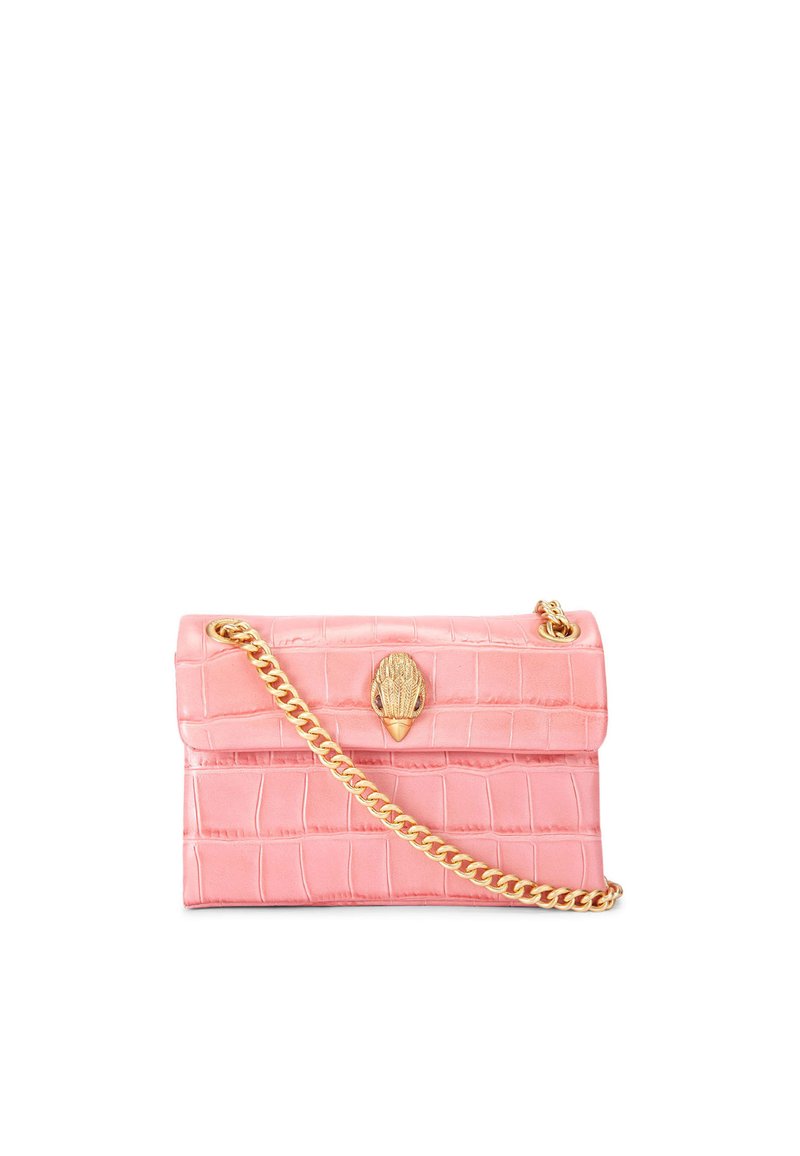 Borsa a tracolla con motivo coccodrillo rosa, dotata di una catena dorata e una chiusura decorativa. Design rettangolare compatto con superficie testurizzata.