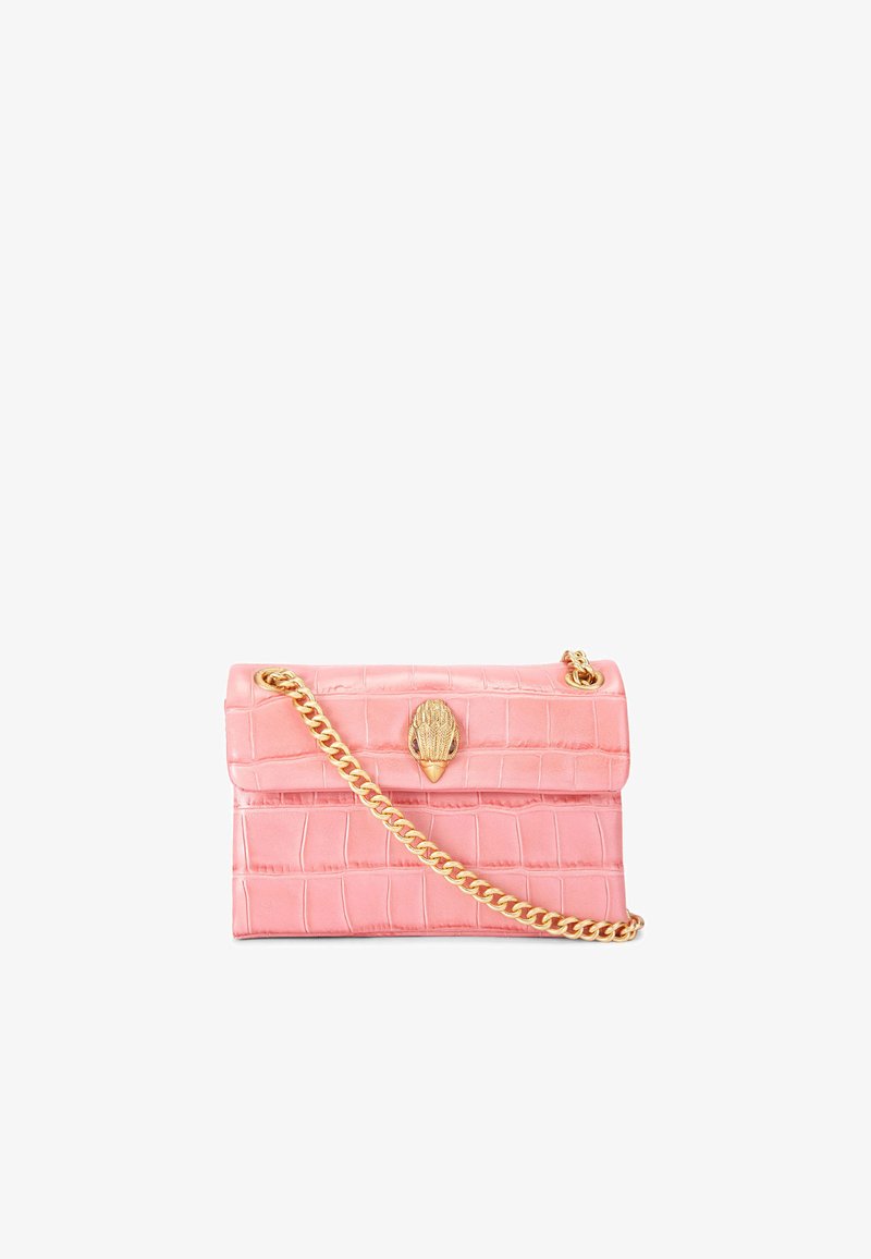 Borsa a tracolla con motivo coccodrillo rosa, dotata di una catena dorata e una chiusura decorativa. Design rettangolare compatto con superficie testurizzata.