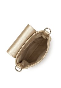 Borsa a tracolla in pelle dorata con texture, caratterizzata da un manico cilindrico liscio, chiusura a zip e interno rivestito in tessuto beige.