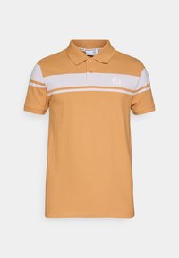 Koszulka polo w musztardowym kolorze z białymi poziomymi paskami na klatce piersiowej, z dwoma guzikami przy dekolcie oraz logo po lewej stronie.